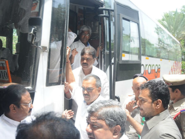 BJP called Congress and JDS MLAs to jump the wall of resort and board the BJP car BJP called Congress and JDS MLAs to jump the wall of resort and board the BJP car