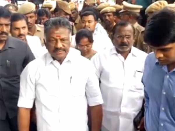 Police didnt allow media inside the Tuticorin as Dy.CM meets people Police didnt allow media inside the Tuticorin as Dy.CM meets people