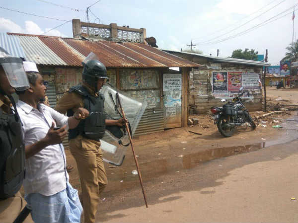 Car-vehicles were set on fire by riots near Periyakulam Car-vehicles were set on fire by riots near Periyakulam