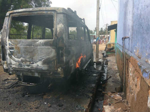 Car-vehicles were set on fire by riots near Periyakulam Car-vehicles were set on fire by riots near Periyakulam