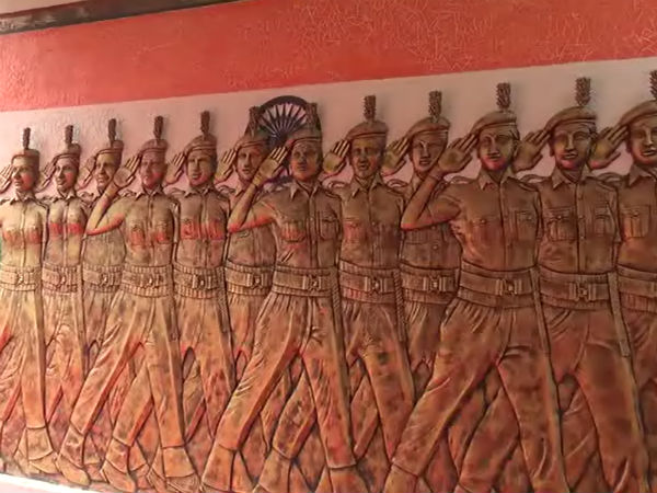 வாள், துப்பாக்கி, சீருடைகள்