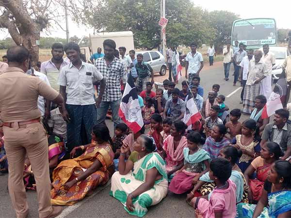 நெல்லை: ஆலங்குளம் அருகே அடிப்படை வசதிகள் செய்து கொடுக்காத மாவட்ட நிர்வாகத்தை கண்டித்து பொதுமக்கள் திடீர் சாலைமறியலில் ஈடுபட்டனர். இதனால் போக்குவரத்து முற்றிலும் பாதிக்கப்பட்டது. ஆலங்குளம் தொகுதிக்கு உட்பட்ட கிராமம் கீழகரும்புளியூத்து. இந்த கிராமத்தில் பேருந்து நிறுத்தம், ரேஷன் கடை, குடிநீர் போன்ற அடிப்படை வசதிகள் இன்றி பொதுமக்கள் அவதிப்பட்டு வருவதாக தெரிகிறது. இதனால் இந்த பிரச்சனையையெல்லாம் தீர்க்க கோரி, பலமுறை கிராம மக்கள் கோரிக்கை விடுத்தும், மாவட்ட நிர்வாகம் எவ்வித நடவடிக்கையும் எடுக்கவில்லை என்று கூறப்படுகிறது. இதனால், ஆத்திரமடைந்த அக்கிராம மக்கள், தென்காசி - திருநெல்வேலி நெடுஞ்சாலையில் இன்று காலை சாலை மறியலில் ஈடுபட்டனர். பொதுமக்களின் இந்த திடீர் மறியல் காரணமாக 1 மணி நேரம் அப்பகுதியில் போக்குவரத்து பாதிப்பு ஏற்பட்டது. இதனால் வாகன ஓட்டிகள், மற்றும் வேலைக்கு செல்வோர் கடும் சிரமத்திற்கு ஆளாயினர். தகவலறிந்து வந்த ஆலங்குளம் காவல்துறையினர் போராட்டக்காரர்களுடன் பேச்சுவார்த்தை நடத்தினர். சம்பந்தப்பட்ட துறை அதிகாரிகளை கிராமத்திற்கு அழைத்து வந்து, பிரச்சனைகள் அனைத்திற்கும் விரைவில் தீர்வு காணப்படும் என்று உறுதியளித்ததன் பேரில் கிராம மக்கள் சாலை மறியலை கைவிட்டனர். ஆனால் போராட்டத்தை கைவிடவில்லை. அதிகாரிகள் வரும் வரை போராட்டம் தொடரும் என அறிவித்து சாலையின் ஓரத்தில் அனைவரும் குவிந்துள்ளனர். இதனால் அங்கு பரபரப்பு ஏற்பட்டுள்ளது. நெல்லை: ஆலங்குளம் அருகே அடிப்படை வசதிகள் செய்து கொடுக்காத மாவட்ட நிர்வாகத்தை கண்டித்து பொதுமக்கள் திடீர் சாலைமறியலில் ஈடுபட்டனர். இதனால் போக்குவரத்து முற்றிலும் பாதிக்கப்பட்டது. ஆலங்குளம் தொகுதிக்கு உட்பட்ட கிராமம் கீழகரும்புளியூத்து. இந்த கிராமத்தில் பேருந்து நிறுத்தம், ரேஷன் கடை, குடிநீர் போன்ற அடிப்படை வசதிகள் இன்றி பொதுமக்கள் அவதிப்பட்டு வருவதாக தெரிகிறது. இதனால் இந்த பிரச்சனையையெல்லாம் தீர்க்க கோரி, பலமுறை கிராம மக்கள் கோரிக்கை விடுத்தும், மாவட்ட நிர்வாகம் எவ்வித நடவடிக்கையும் எடுக்கவில்லை என்று கூறப்படுகிறது. இதனால், ஆத்திரமடைந்த அக்கிராம மக்கள், தென்காசி - திருநெல்வேலி நெடுஞ்சாலையில் இன்று காலை சாலை மறியலில் ஈடுபட்டனர். பொதுமக்களின் இந்த திடீர் மறியல் காரணமாக 1 மணி நேரம் அப்பகுதியில் போக்குவரத்து பாதிப்பு ஏற்பட்டது. இதனால் வாகன ஓட்டிகள், மற்றும் வேலைக்கு செல்வோர் கடும் சிரமத்திற்கு ஆளாயினர். தகவலறிந்து வந்த ஆலங்குளம் காவல்துறையினர் போராட்டக்காரர்களுடன் பேச்சுவார்த்தை நடத்தினர். சம்பந்தப்பட்ட துறை அதிகாரிகளை கிராமத்திற்கு அழைத்து வந்து, பிரச்சனைகள் அனைத்திற்கும் விரைவில் தீர்வு காணப்படும் என்று உறுதியளித்ததன் பேரில் கிராம மக்கள் சாலை மறியலை கைவிட்டனர். ஆனால் போராட்டத்தை கைவிடவில்லை. அதிகாரிகள் வரும் வரை போராட்டம் தொடரும் என அறிவித்து சாலையின் ஓரத்தில் அனைவரும் குவிந்துள்ளனர். இதனால் அங்கு பரபரப்பு ஏற்பட்டுள்ளது.