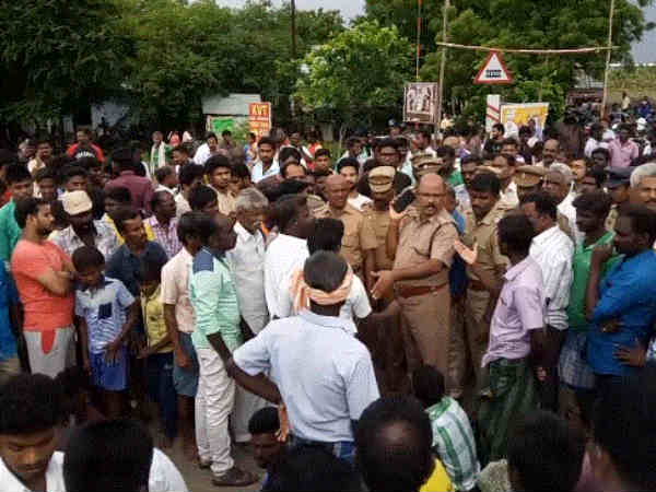 Public Road Blockade near Virudhunagar Public Road Blockade near Virudhunagar