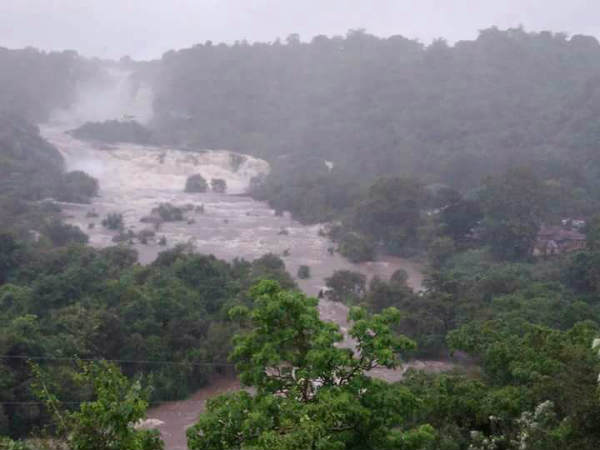 அருவிகளில் வெள்ளப்பெருக்கு