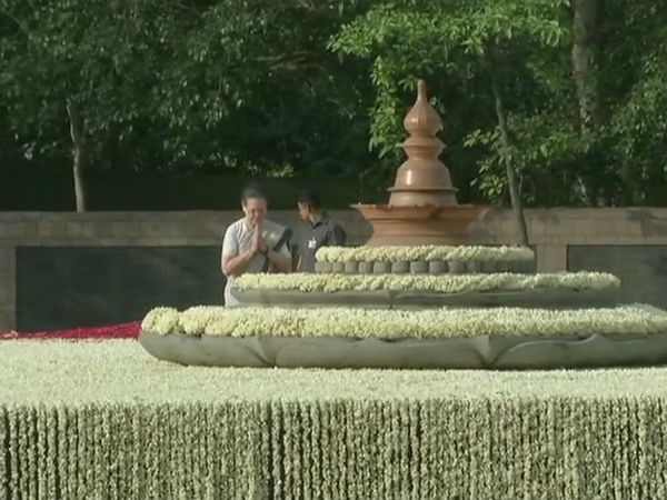 Rajiv Gandhis memorial day: Sonia pays tribute Rajiv Gandhis memorial day: Sonia pays tribute
