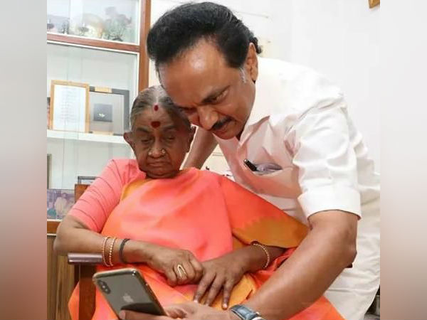 MK Stalin gets wishes from his mother in Gopalapuram MK Stalin gets wishes from his mother in Gopalapuram