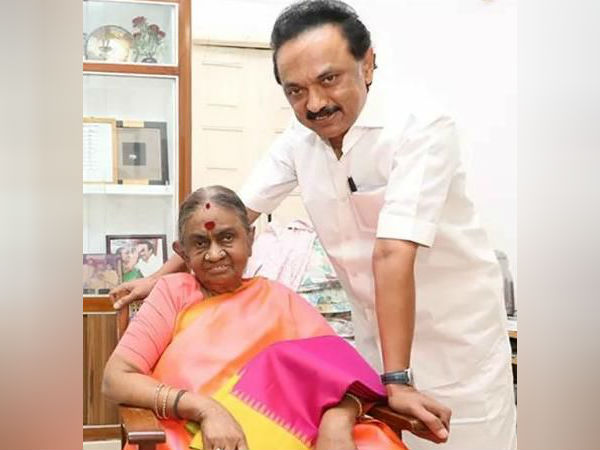 MK Stalin gets wishes from his mother in Gopalapuram MK Stalin gets wishes from his mother in Gopalapuram