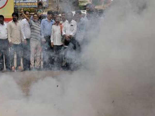 People from Tuticorin burst crackers after Sterlite gets sealed People from Tuticorin burst crackers after Sterlite gets sealed