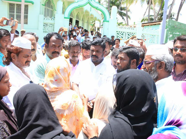 மக்களிடம் குறை கேட்டார்