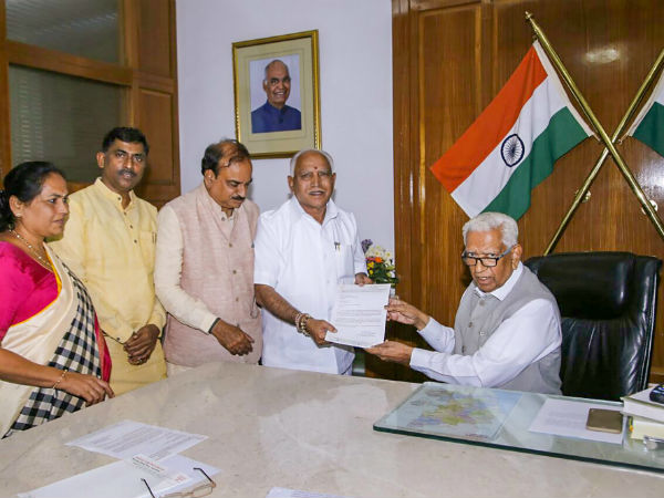 Yeddyurappa and Kumaraswamy try to woo Governor Yeddyurappa and Kumaraswamy try to woo Governor