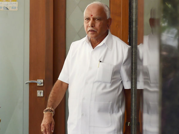 4 வயதில் தாயை இழந்தார்
