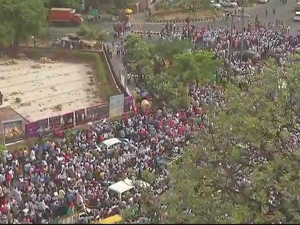 AAP begins Protest March to PM House AAP begins Protest March to PM House