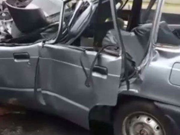 Near Hosur Car crash on the Lorry and 3 dead Near Hosur Car crash on the Lorry and 3 dead