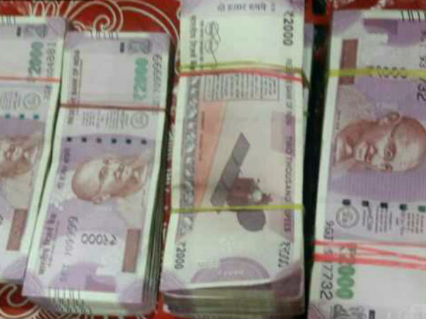Rs.25 lakh handed over in police station in chennai Rs.25 lakh handed over in police station in chennai