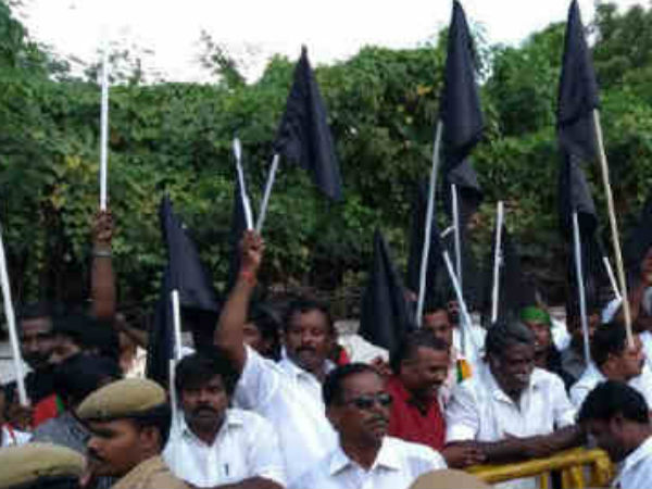 291 held for black flag protest against Governor 291 held for black flag protest against Governor