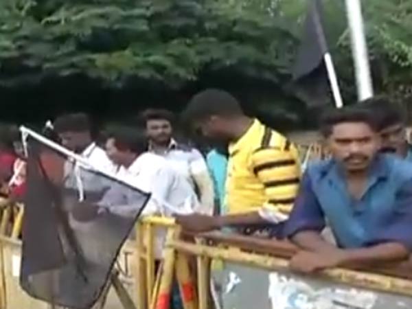 கார் மீது கறுப்புக்கொடி வீச்சு