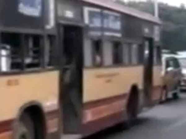 ஜன்னல் கம்பிகளில் தொங்கினர்