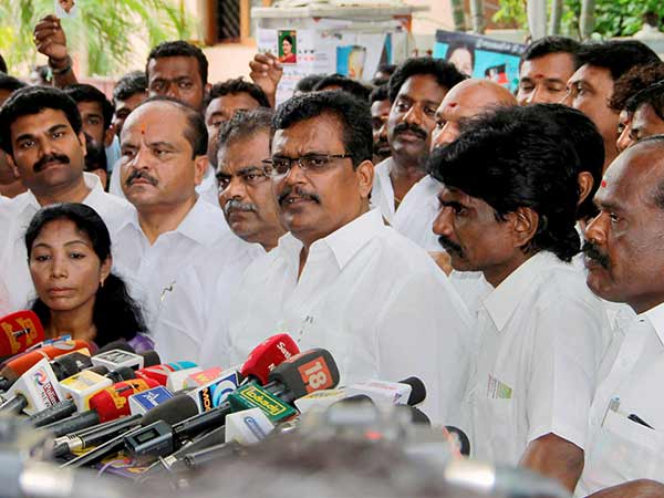 முதல்வருக்கு எதிராக பேசினார்கள்