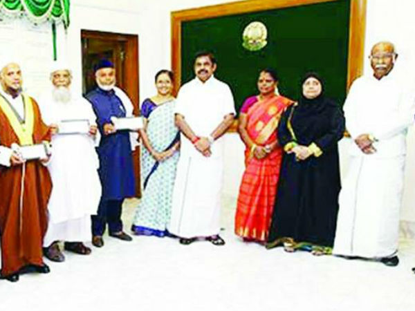 Tamilnadu govt awarded the amount of 20 thousand rupees for District Government Hajjis Tamilnadu govt awarded the amount of 20 thousand rupees for District Government Hajjis
