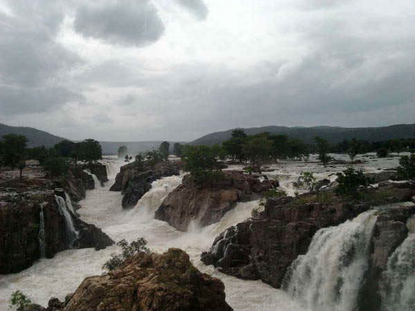 Flood in Cauverys Hogenakkal amidst heavy rain in Karnataka Flood in Cauverys Hogenakkal amidst heavy rain in Karnataka