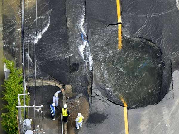Three dead, no tsunami warning issued, as earthquake hits Japan Three dead, no tsunami warning issued, as earthquake hits Japan