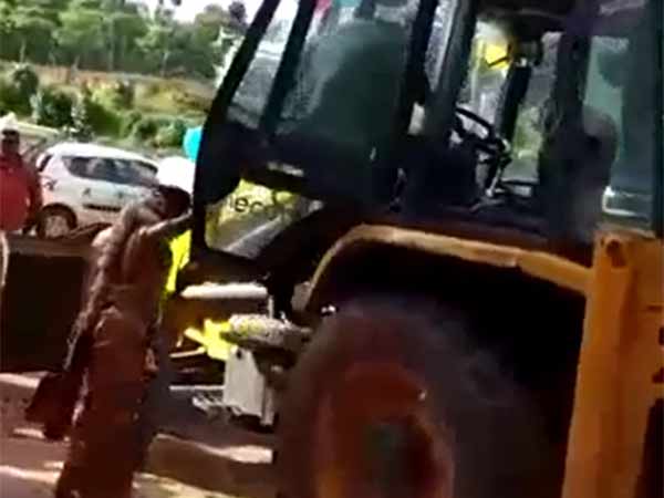 ஜேசிபி ஓட்டிய மாப்பிள்ளை