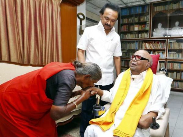 கைகளில் முத்தமிட்ட மூதாட்டி