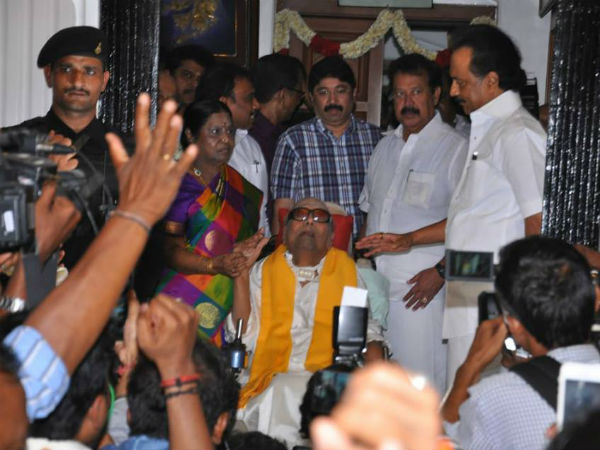 Karunanidhi meets his cadres today Karunanidhi meets his cadres today