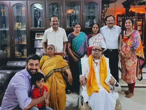 கையசைத்த கருணாநிதி
