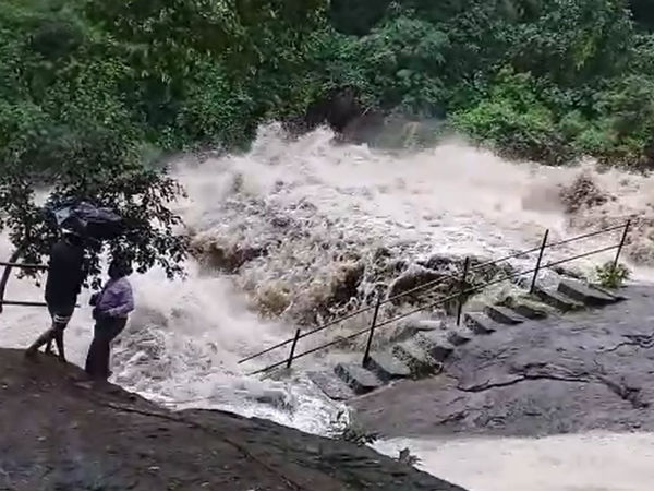 Heavy rain in Valparai and Holidays for School, colleges. Heavy rain in Valparai and Holidays for School, colleges.