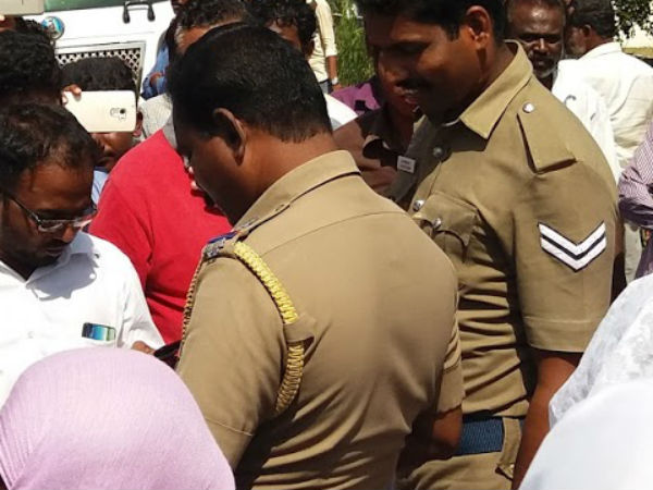 Road roko in ECR as the hut was set ablazed Road roko in ECR as the hut was set ablazed