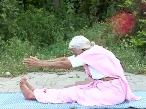 World Yoga day: Nanamal trains yoga at the age of 99 years World Yoga day: Nanamal trains yoga at the age of 99 years