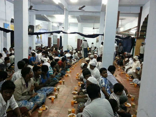 The Iftar fast opening ceremony was held in Thenkasi The Iftar fast opening ceremony was held in Thenkasi