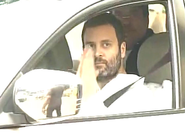Congress President Rahul Gandhi meets Vajpayee in the hospital Congress President Rahul Gandhi meets Vajpayee in the hospital