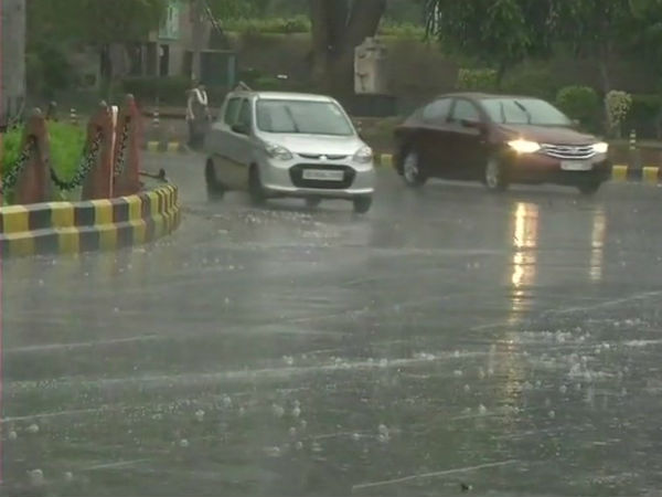 Delhi wets as rain arrives in the Capital Delhi wets as rain arrives in the Capital