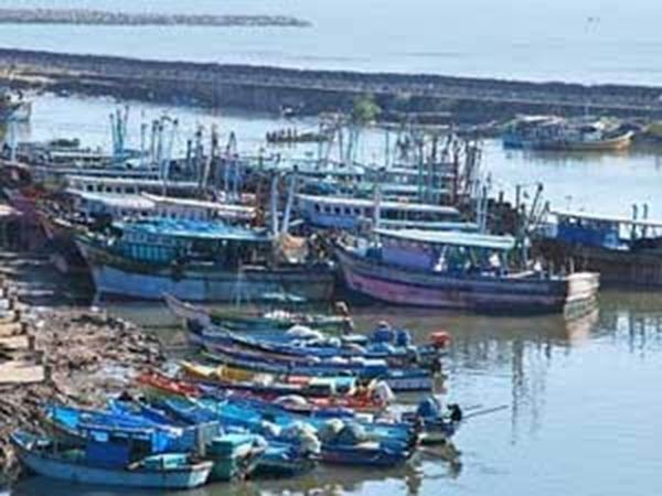 Fleeing strong winds Rameshwaram fishermen banned to go to sea Fleeing strong winds Rameshwaram fishermen banned to go to sea