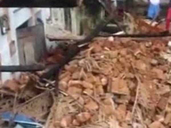 2 gilrs died after Roof fall on them in Nungampakkam Chennai 2 gilrs died after Roof fall on them in Nungampakkam Chennai