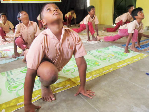 மாணவர்கள் யோகா