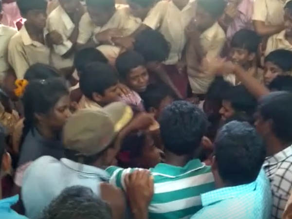 நெகிழ வைத்த மாணவர்கள்