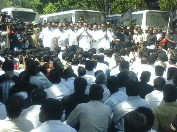 MK Stalin takes rally towards Rajbhavan MK Stalin takes rally towards Rajbhavan