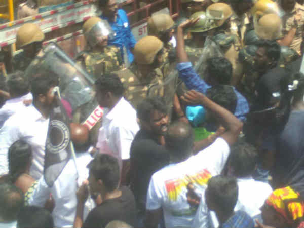 இளைஞர்களுக்கு மூளைச்சலவை