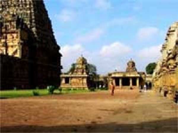 Devotees worship the old stones in Tanjore Big Temple Devotees worship the old stones in Tanjore Big Temple