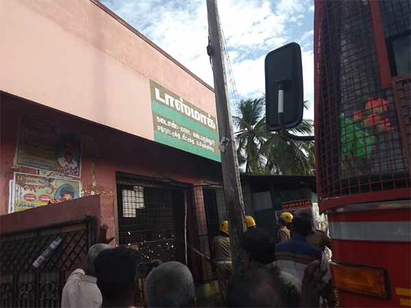 People light TASMAC in Nellai, Dozens of alcohol bottles burned People light TASMAC in Nellai, Dozens of alcohol bottles burned