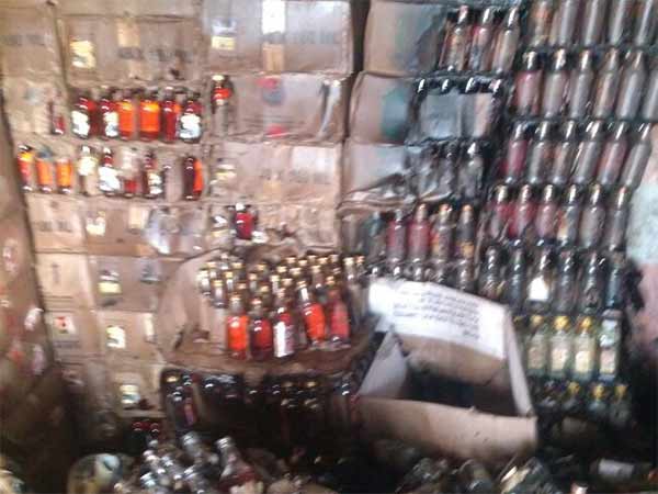 People light TASMAC in Nellai, Dozens of alcohol bottles burned People light TASMAC in Nellai, Dozens of alcohol bottles burned