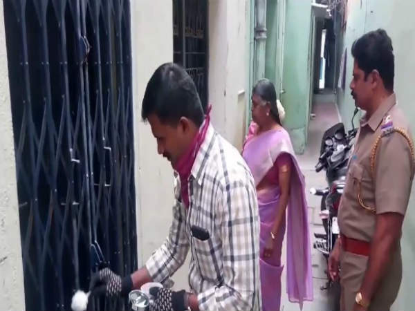 rs 12 lakh robbery broke out of the shop in kovai rs 12 lakh robbery broke out of the shop in kovai