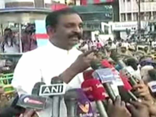 Row over Dalit youths Beaten: Vairamuthu condemns caste issue in twitter Row over Dalit youths Beaten: Vairamuthu condemns caste issue in twitter