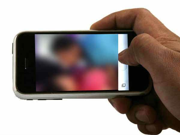 வீடியோ எடுத்த பாதிரியார்