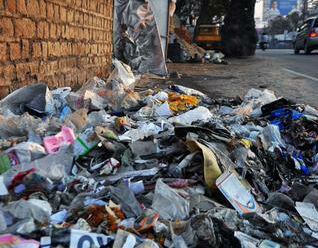 Municipal workers dumped the trash on the road in Namakkal Municipal workers dumped the trash on the road in Namakkal