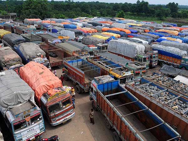 தமிழக லாரி மீது கல்வீச்சு