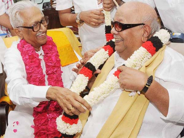 ஆதரவாக தோளோடு தோள் நின்றார்